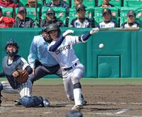 １０回、左前へ勝ち越し適時打を放つ中京大中京・田中大晴（撮影・立川洋一郎）