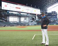 「ＳＨＩＮＪＯボード」のスポンサーのビジョンを背に記念撮影に応じる新庄監督（撮影・中島達哉）