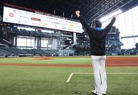 「ＳＨＩＮＪＯボードに当てて１１１万円をＧＥＴしま賞」のスポンサーが発表され、ガッツポーズで記念撮影に応じる新庄監督（撮影・中島達哉）