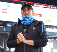 練習前、囲み取材を受ける新庄監督（撮影・中島達哉）