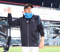 囲み取材を受ける新庄監督（撮影・中島達哉）