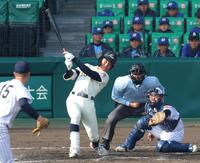 ３回、適時二塁打を放つ八戸学院光星・新谷契夏（撮影・立川洋一郎）