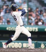 ８回、勝ち越しの左前適時打を放つ菅沼晴斗（撮影・開出牧）