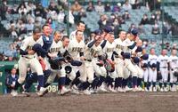 ８強入りを決めスタンドへ駆け出す八戸学院光星ナイン（撮影・開出牧）