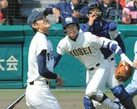 光星学院・北條に２点適時打を浴び打球の行方を追う大阪桐蔭・藤浪＝12年