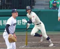 ８回、左前へ勝ち越し適時打を放つ八戸学院光星・菅沼晴斗（撮影・立川洋一郎）