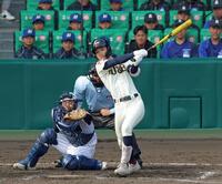 ４回、中前へ適時打を放つ八戸学院光星・菅沼晴斗（撮影・立川洋一郎）