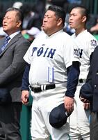 熊本工に勝利し、整列する大阪桐蔭・西谷監督（中央）