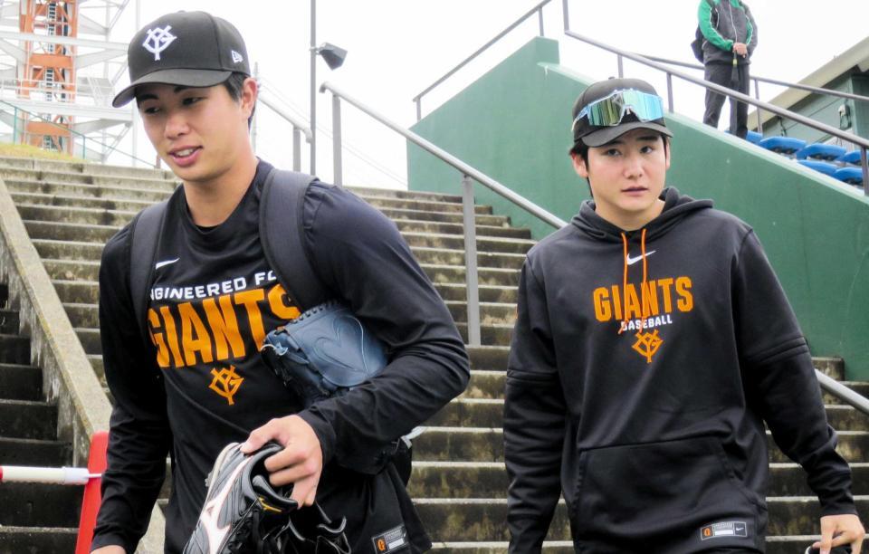 　そろって球場入りする山城（左）と竹丸の新人投手コンビ