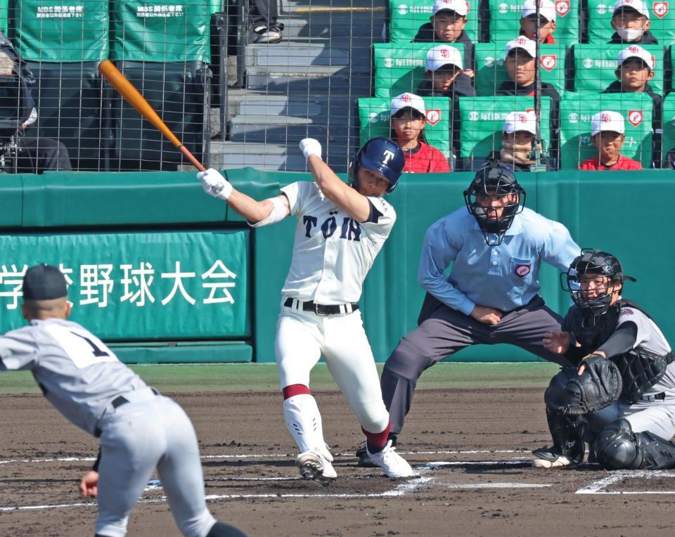 １回、右前へ先制適時打を放つ大阪桐蔭・谷渕瑛仁（撮影・立川洋一郎）