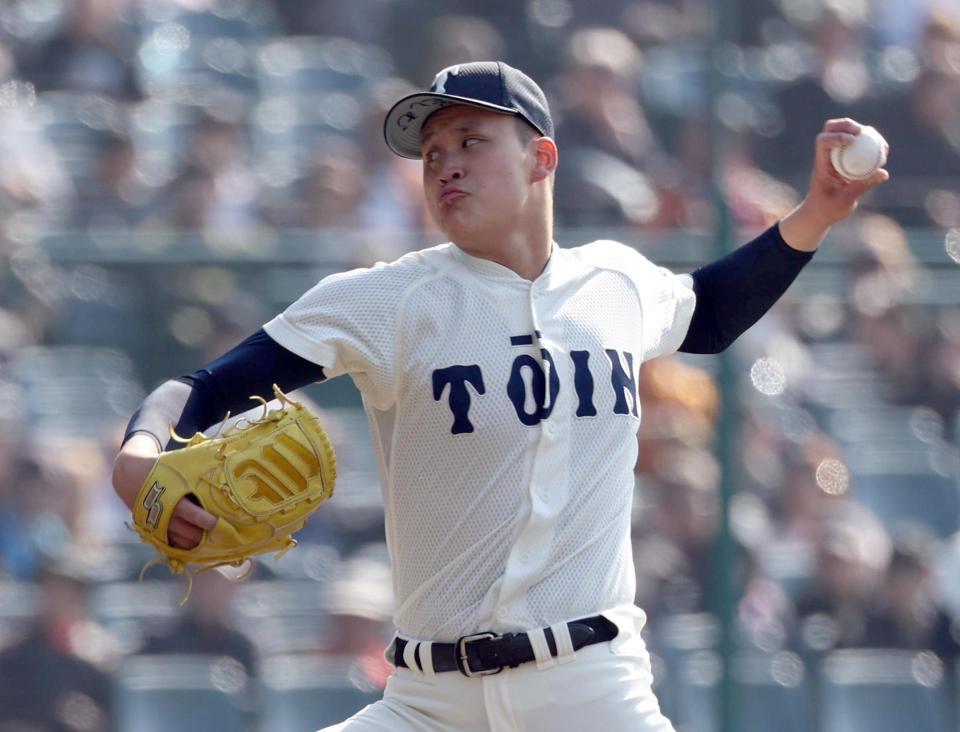 熊本工打線相手に力投する大阪桐蔭先発の川本