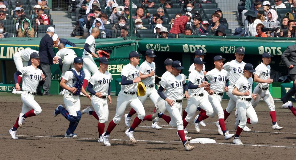 初戦を突破してスタンドの応援席前へ向かう大阪桐蔭ナイン（撮影・立川洋一郎）