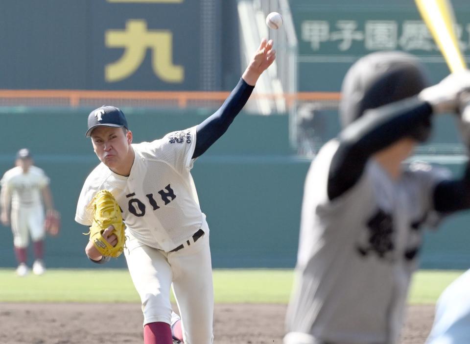 熊本工打線相手に力投する大阪桐蔭先発の川本