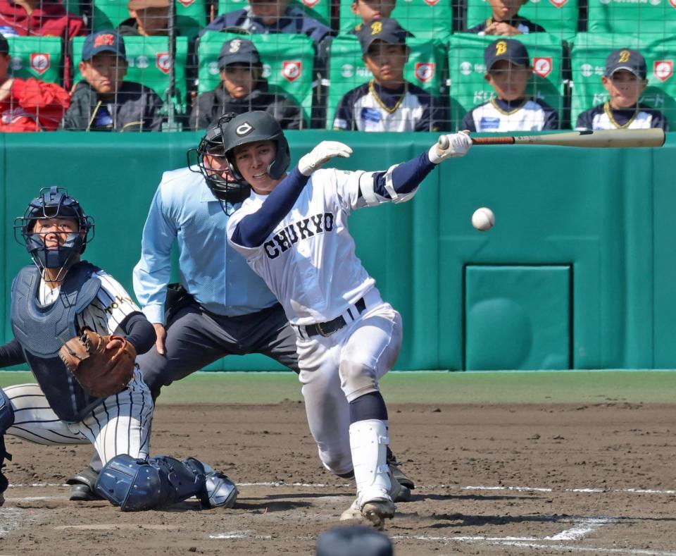 １０回、左前へ勝ち越し適時打を放つ中京大中京・田中大晴（撮影・立川洋一郎）