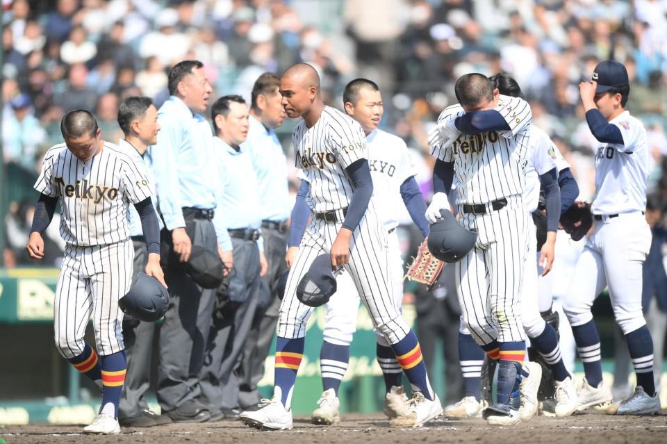 延長タイブレークの末に中京大中京に敗れた仁礼パスカルジュニア（中央）ら帝京ナイン（撮影・開出牧）
