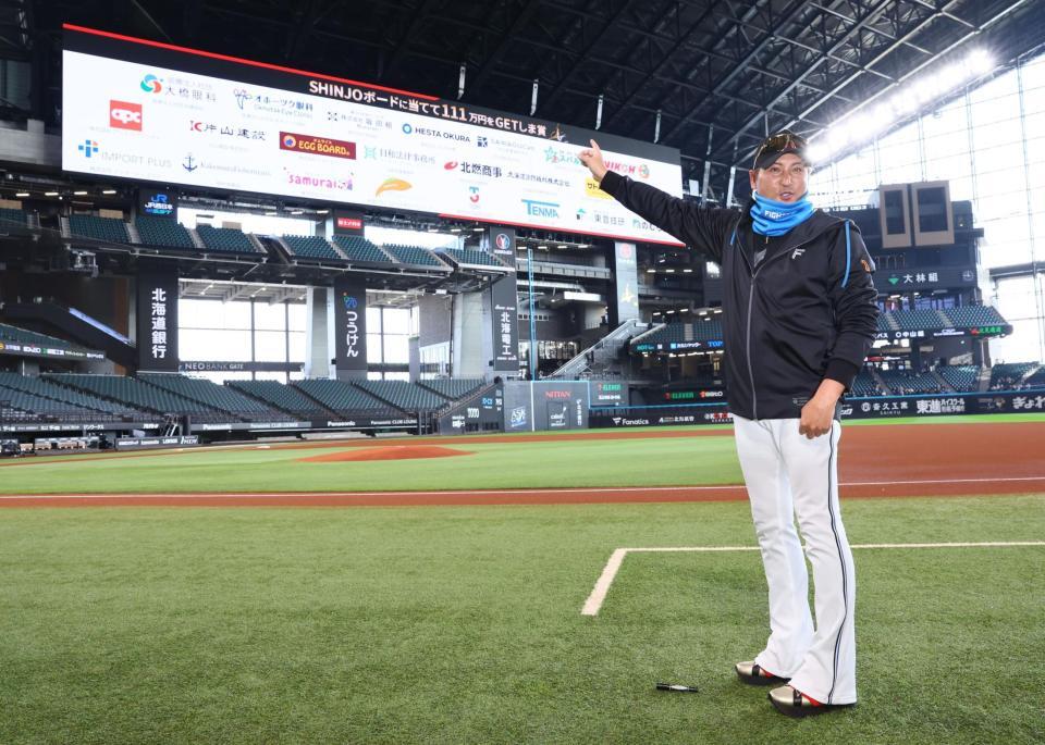 今年の「ＳＨＩＮＪＯボード」のスポンサーが発表され、記念撮影に応じる新庄監督（撮影・中島達哉）