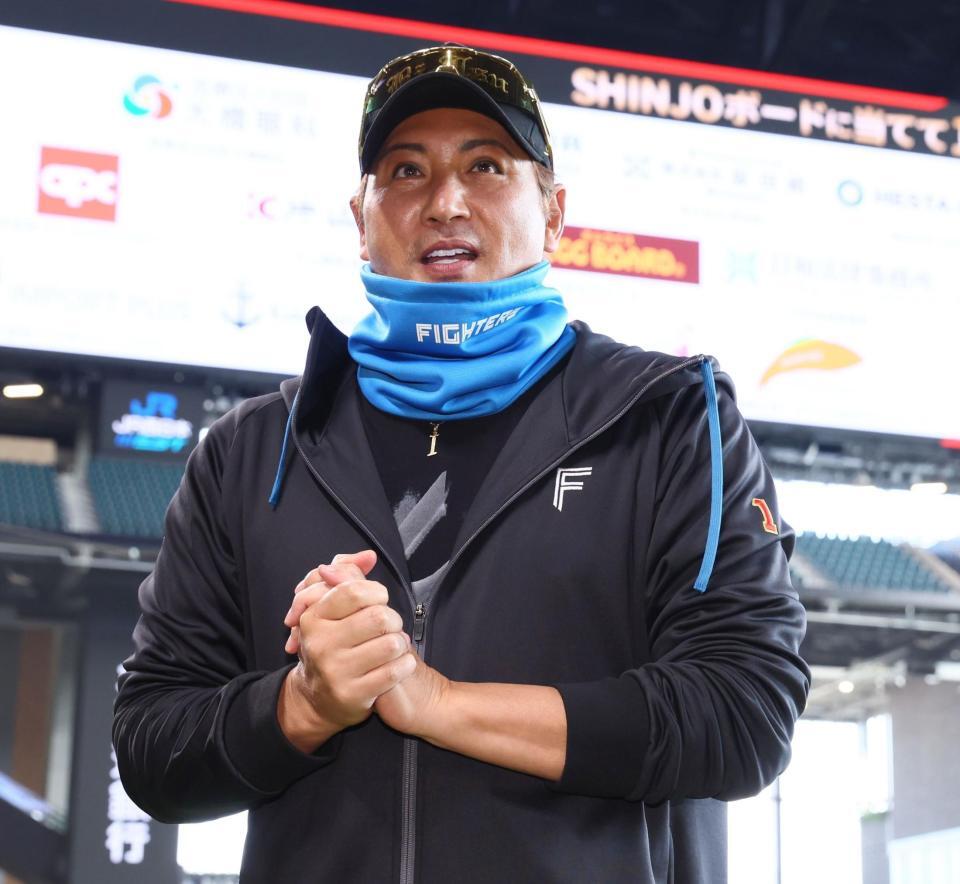 練習前、囲み取材を受ける新庄監督（撮影・中島達哉）