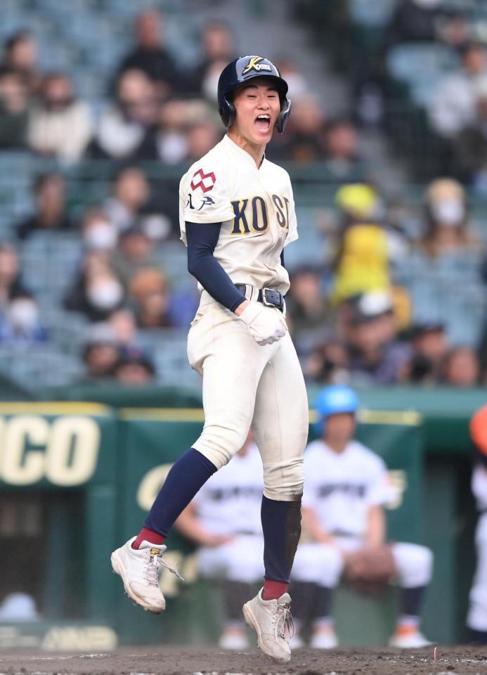 ８回、勝ち越しのホームを踏み雄たけびを上げる佐々木龍馬（撮影・開出牧）