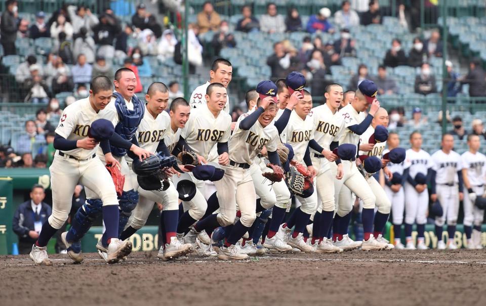 ８強入りを決めスタンドへ駆け出す八戸学院光星ナイン（撮影・開出牧）