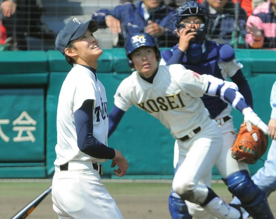 光星学院・北條に２点適時打を浴び打球の行方を追う大阪桐蔭・藤浪＝12年