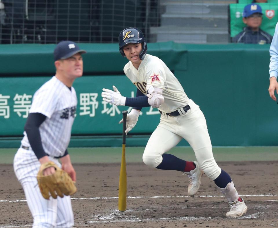 ８回、左前へ勝ち越し適時打を放つ八戸学院光星・菅沼晴斗（撮影・立川洋一郎）