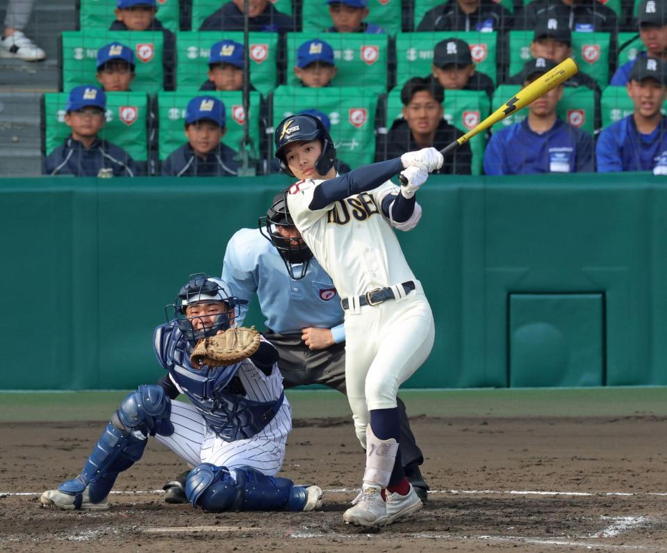 ４回、中前へ適時打を放つ八戸学院光星・菅沼晴斗（撮影・立川洋一郎）