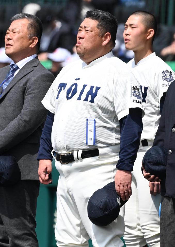 熊本工に勝利し、整列する大阪桐蔭・西谷監督（中央）