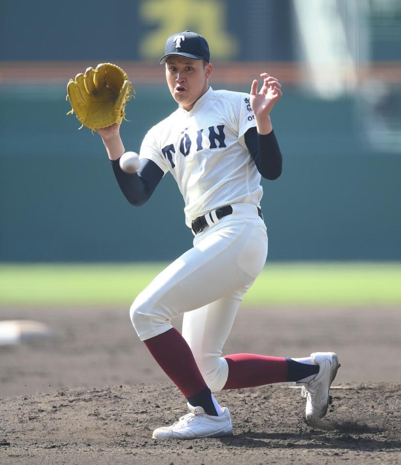 ４回、打球を好捕し投ゴロに仕留める大阪桐蔭・川本晴大（撮影・開出牧）