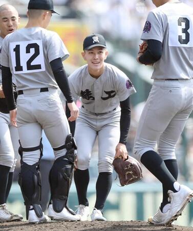 　８回、ピンチの場面でナインに笑顔を見せる熊本工・山岡