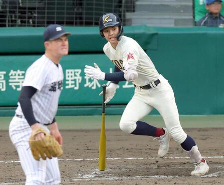 　８回、勝ち越し打を放つ八戸学院光星・菅沼（撮影・立川洋一郎）