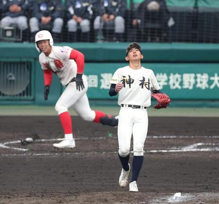 ８回、智弁学園・逢坂悠誠（左）に同点犠飛を許す神村学園・龍頭汰樹（撮影・西田忠信）