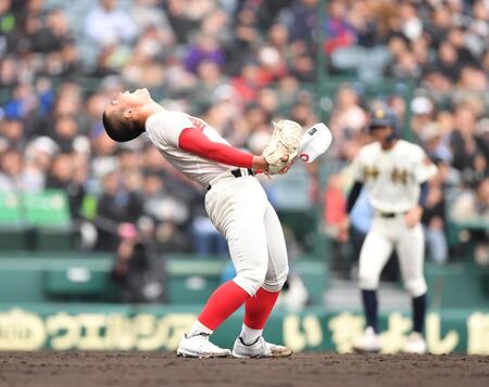 １０回、田中翔大を左飛に打ち取り雄たけびを上げる智弁学園・杉本真滉（撮影・開出牧）