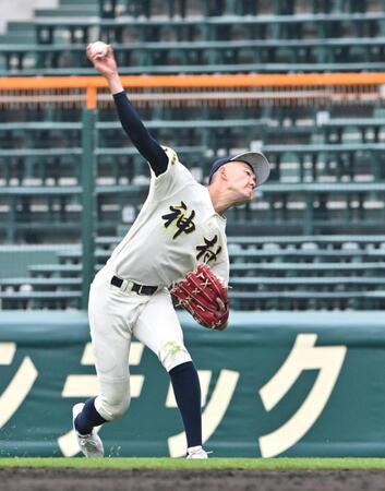 ７回、八木の安打を本塁に好返球し、二走の生還を阻む右翼手梶山