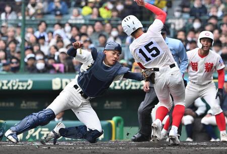 ７回、八木の右前打で本塁を狙った二走中川を右翼手からの好返球でタッチアウトとする捕手川本