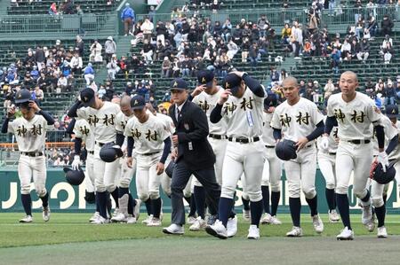 智弁学園に敗れ、引き揚げる神村学園の選手たち