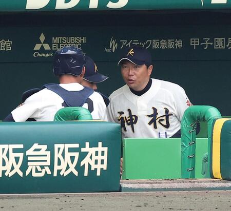 初回の守備を終えたバッテリーに声をかける神村学園・小田大介監督（右）＝撮影・西田忠信