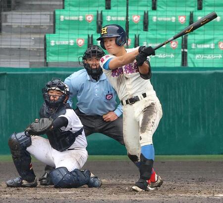 ８回、右前へ適時打を放つ岩井