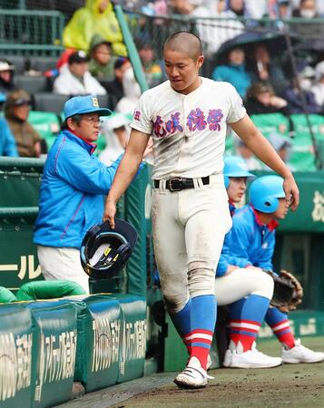 ３回、先制の生還をした花咲徳栄・岩井。左奥は岩井監督