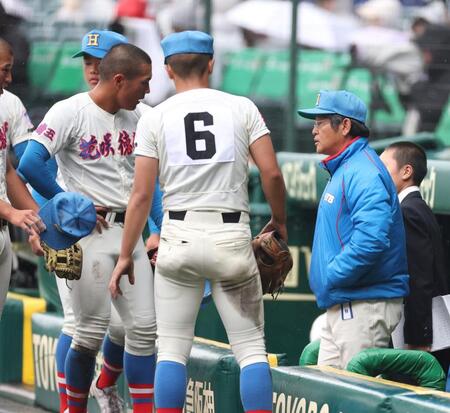 １回の守備を終えたナインに声をかける花咲徳栄・岩井隆監督（右）＝撮影・西田忠信