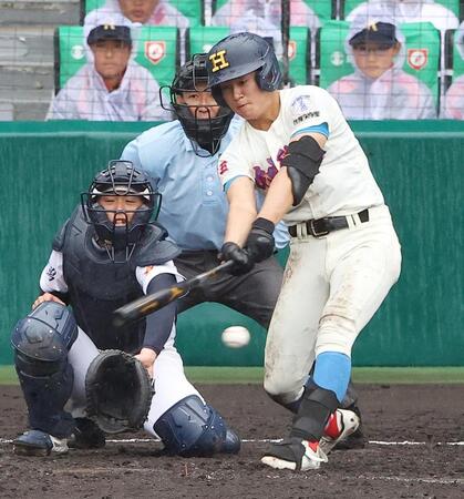 ４回、左前打を放つ岩井