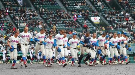 ８強進出を決め、アルプス席へ駆け出す花咲徳栄ナイン