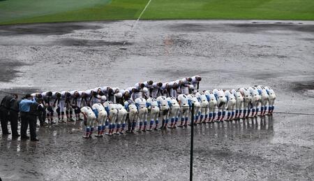 試合終了後、ぬかるんだグラウンドで整列する花咲徳栄（手前）と日本文理の両校ナイン