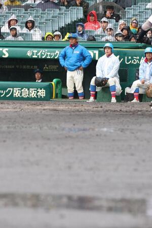 ９回、ぬかるんだグラウンドを見つめる花咲徳栄・岩井隆監督（撮影・西田忠信）