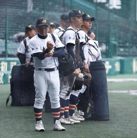 敗戦後、ナインと整列する日本文理・鈴木崇監督（手前）＝撮影・西田忠信