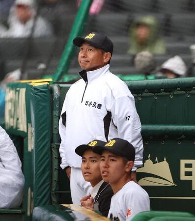 ９回、打球を見つめる日本文理・鈴木崇監督（撮影・西田忠信）