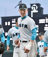 　２２日の試合で左手首を負傷した山梨学院・菰田