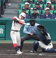 ８回、同点犠飛を放つ智弁学園・逢坂悠誠（撮影・西田忠信）