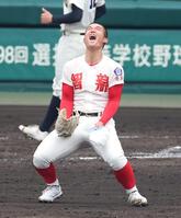 神村学園を破り、喜びを爆発させる智弁学園・杉本真滉（撮影・西田忠信）