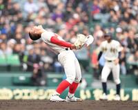 １０回、田中翔大を左飛に打ち取り雄たけびを上げる智弁学園・杉本真滉（撮影・開出牧）