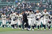 智弁学園に敗れ、引き揚げる神村学園の選手たち